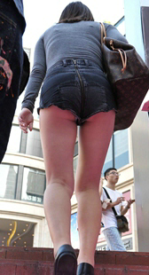 紧身牛仔短裤露半PP后开型少妇