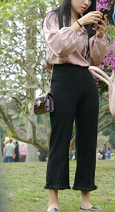 紧身黑裤宽臀长发美女