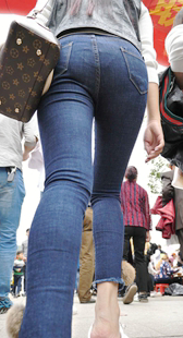 高挑牛仔紧臀疑似丁字裤妈咪
