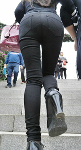 高跟黑牛仔大丰臀美女