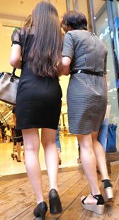 黑色连衣裙长发熟妇