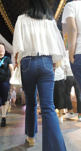 紧致牛仔裤翘臀长发少女