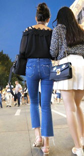 紧身牛仔裤深沟细长腿大学妹