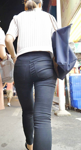 黑牛仔超紧翘饱满丰臀少妇