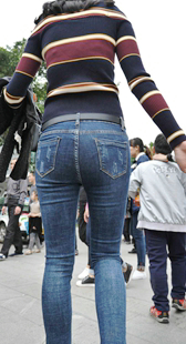 牛仔细腰饱满翘臀长发妈咪