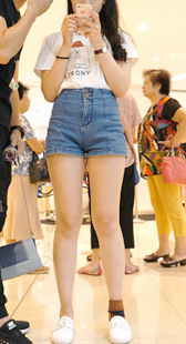 牛仔短裤美腿长发美女