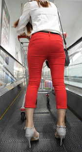 高跟红西裤大宽臀紧内痕熟女