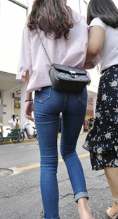 紧身牛仔裤包臀超深沟长发大学生