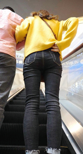 包臀牛仔紧沟美女