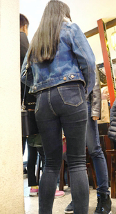 紧身黑牛仔丰臀娇小妹子