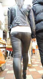 高跟皮裤饱满翘臀长发美女