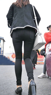 高跟黑打底裤深沟少妇