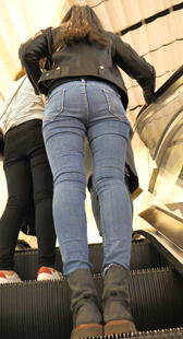 牛仔紧翘臀大学妹开发多走路变形