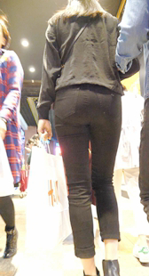 高挑黑裤圆臀紧内痕大学妹