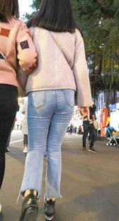 紧身灰牛仔饱满圆臀少女