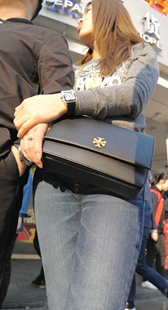 紧身蓝牛饱满肥臀少女