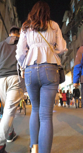 街拍饱满翘臀牛仔裤大美女