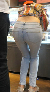 灰牛仔露蛮腰美少妇