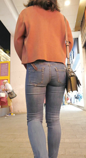 牛仔裤超紧包臀美女保养好