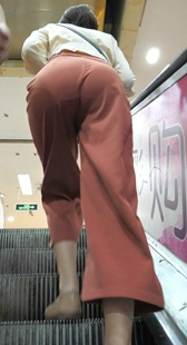 少见橘红西裤大宽臀大美女