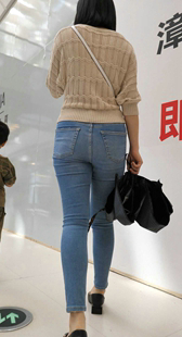 商场超紧牛仔性感骚臀少妇