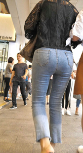 超紧牛仔苹果臀性感美少妇