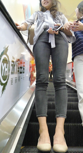 商场黑牛仔大宽臀透明上衣长发少妇