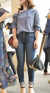 牛仔肥臀重口味小妹身材比例失调