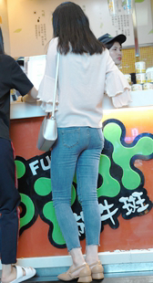 超紧牛仔美臀长发大学妹