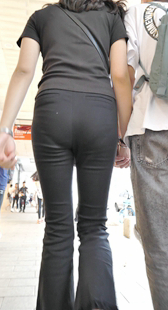 超紧喇叭黑裤紧内痕美女