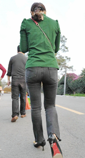 高跟黑牛仔超紧臀少妇