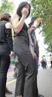 西裤紧臀小妹子一枚