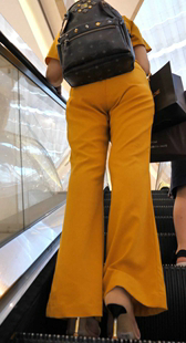 细高跟高挑黄西裤少妇