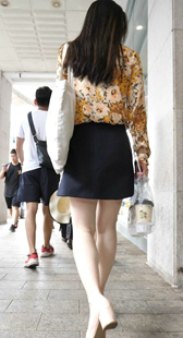 性感黑短裙大长腿美女