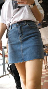 牛仔短裙长腿美女小姐姐