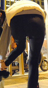 超高跟紧身黑裤妹子摔个狗吃shi