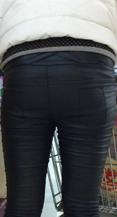 跟拍超市紧身皮裤少妇