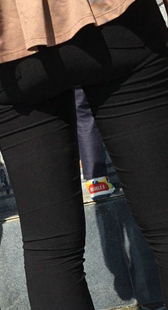 高挑丰臀打底裤美女