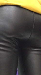 超市紧身皮裤少妇