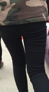 街拍打底裤小妹小PP