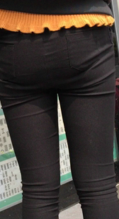 公交站打底裤少女