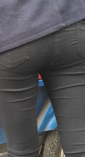 紧身打底裤圆臀少妇