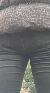 紧身黑裤大妈臀