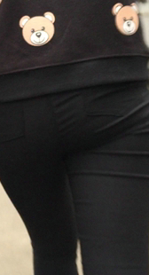 街拍黑紧裤小妹视频