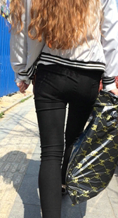 街拍打底少妇很会扭