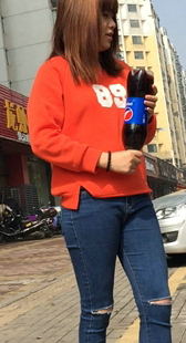 翘臀紧身蓝牛年青妈咪