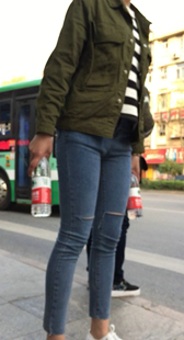 街拍紧牛小少妇等公交