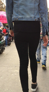 紧身打底黑裤小妹