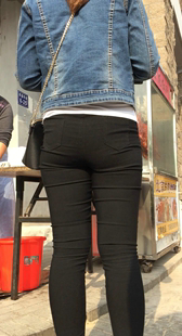 超紧打底裤小少妇买菜