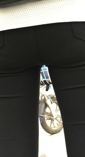 街拍打底黑裤大学妹